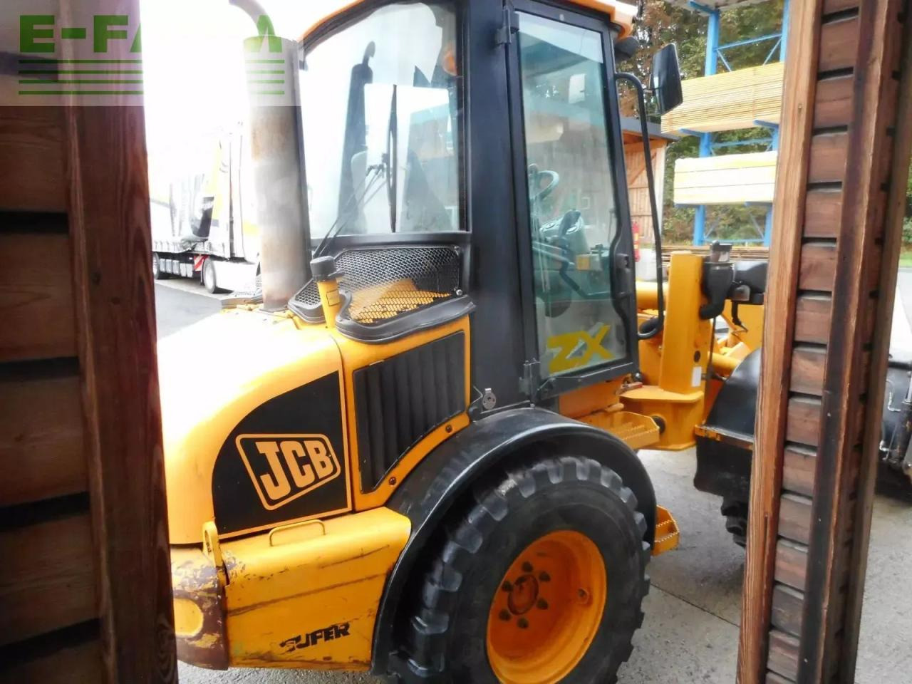 JCB 407 ( 5.400kg ) mit schaufel + gabel - Minikotró: 4 kép. JCB 407 ( 5.400kg ) mit schaufel + gabel - Minikotró: 4 kép.