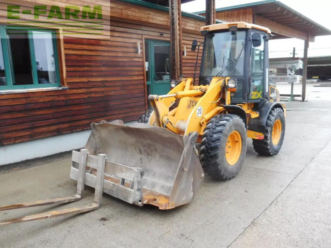 JCB 407 ( 5.400kg ) mit schaufel + gabel - Minikotró: 2 kép. JCB 407 ( 5.400kg ) mit schaufel + gabel - Minikotró: 2 kép.