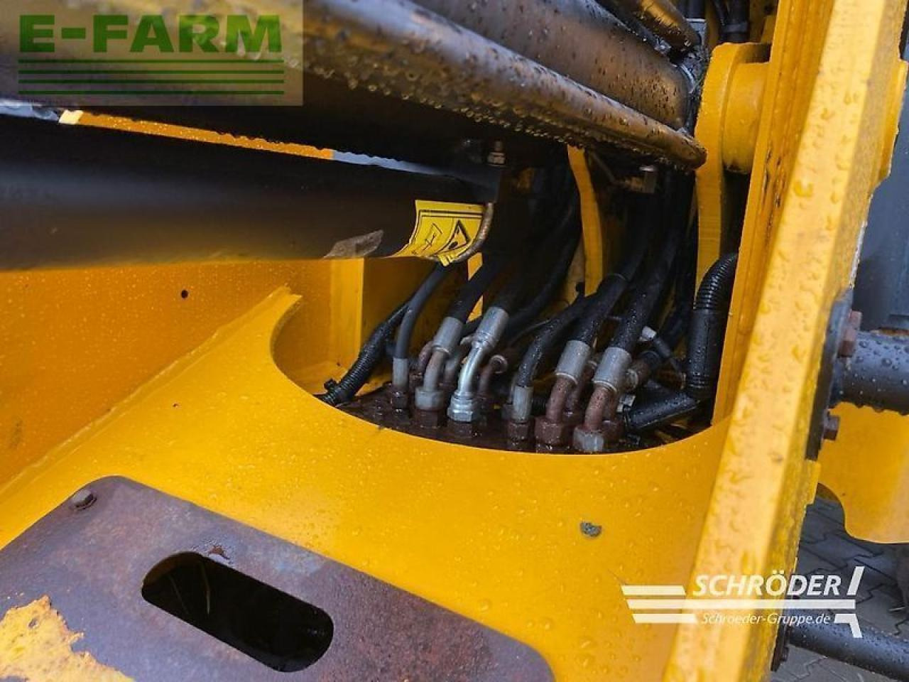 Gumikerekes homlokrakodó JCB tm 180 agri: 11 kép.