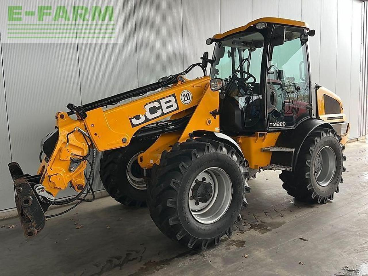 JCB tm 220 agri - Gumikerekes homlokrakodó: 2 kép. JCB tm 220 agri - Gumikerekes homlokrakodó: 2 kép.