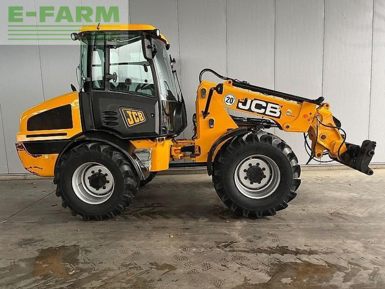 JCB tm 220 agri - Gumikerekes homlokrakodó: 4 kép. JCB tm 220 agri - Gumikerekes homlokrakodó: 4 kép.