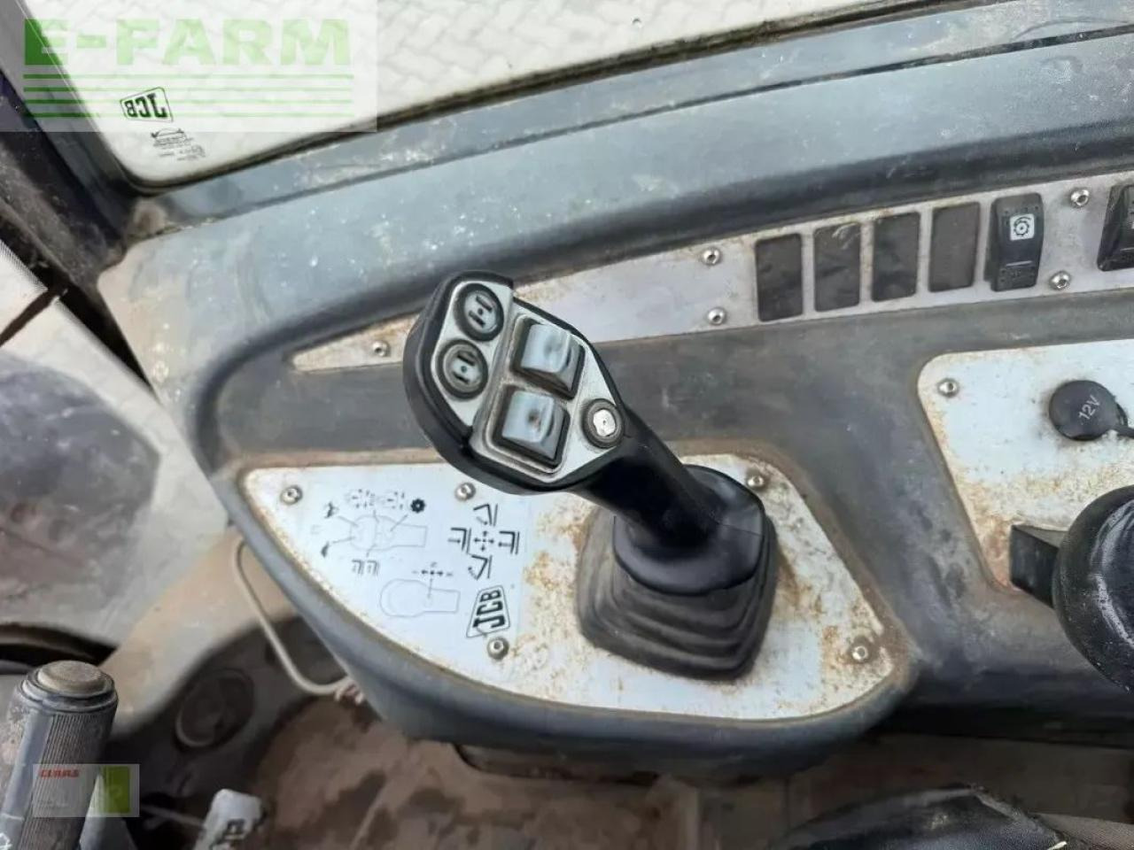 Minikotró JCB tm 220 agri tele: 12 kép.