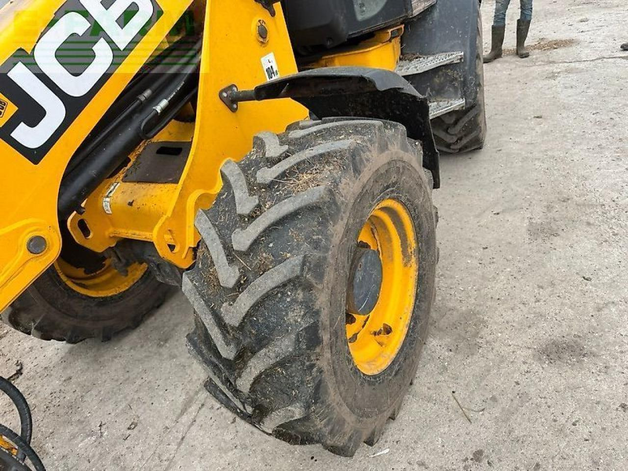 JCB tm 220 agri tele - Gumikerekes homlokrakodó: 3 kép. JCB tm 220 agri tele - Gumikerekes homlokrakodó: 3 kép.