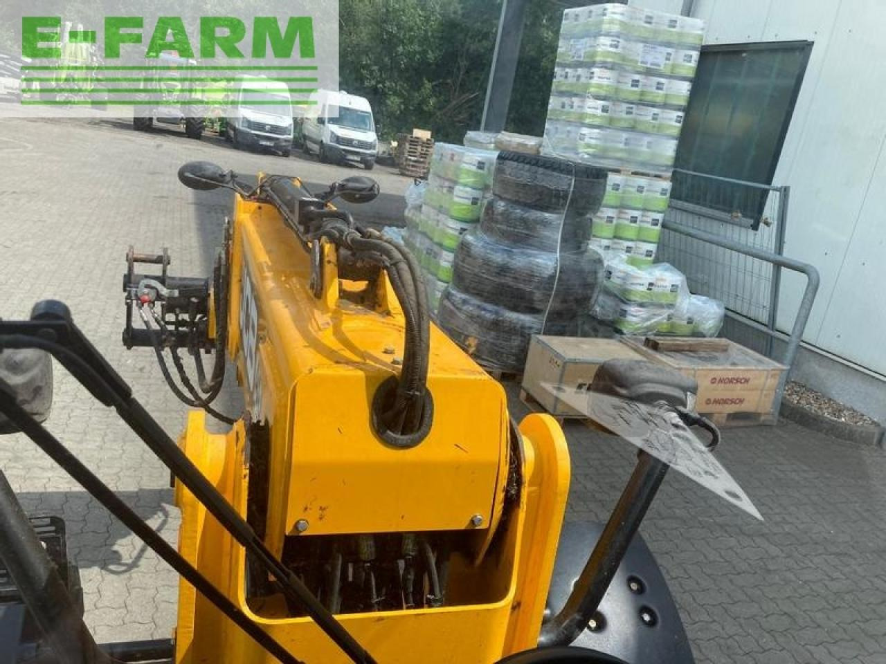 Minikotró JCB tm220t4a: 9 kép.