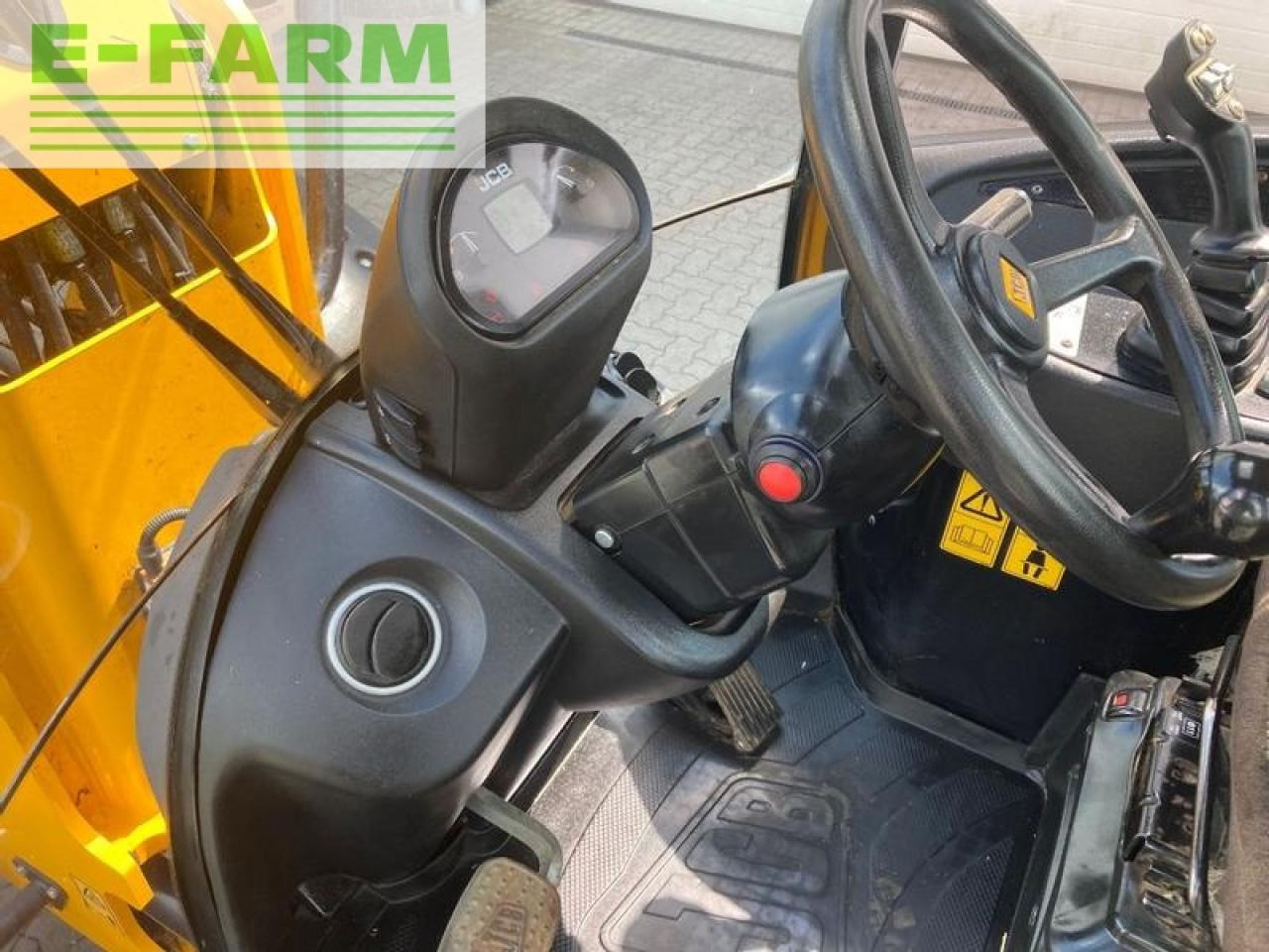 Minikotró JCB tm220t4a: 10 kép.