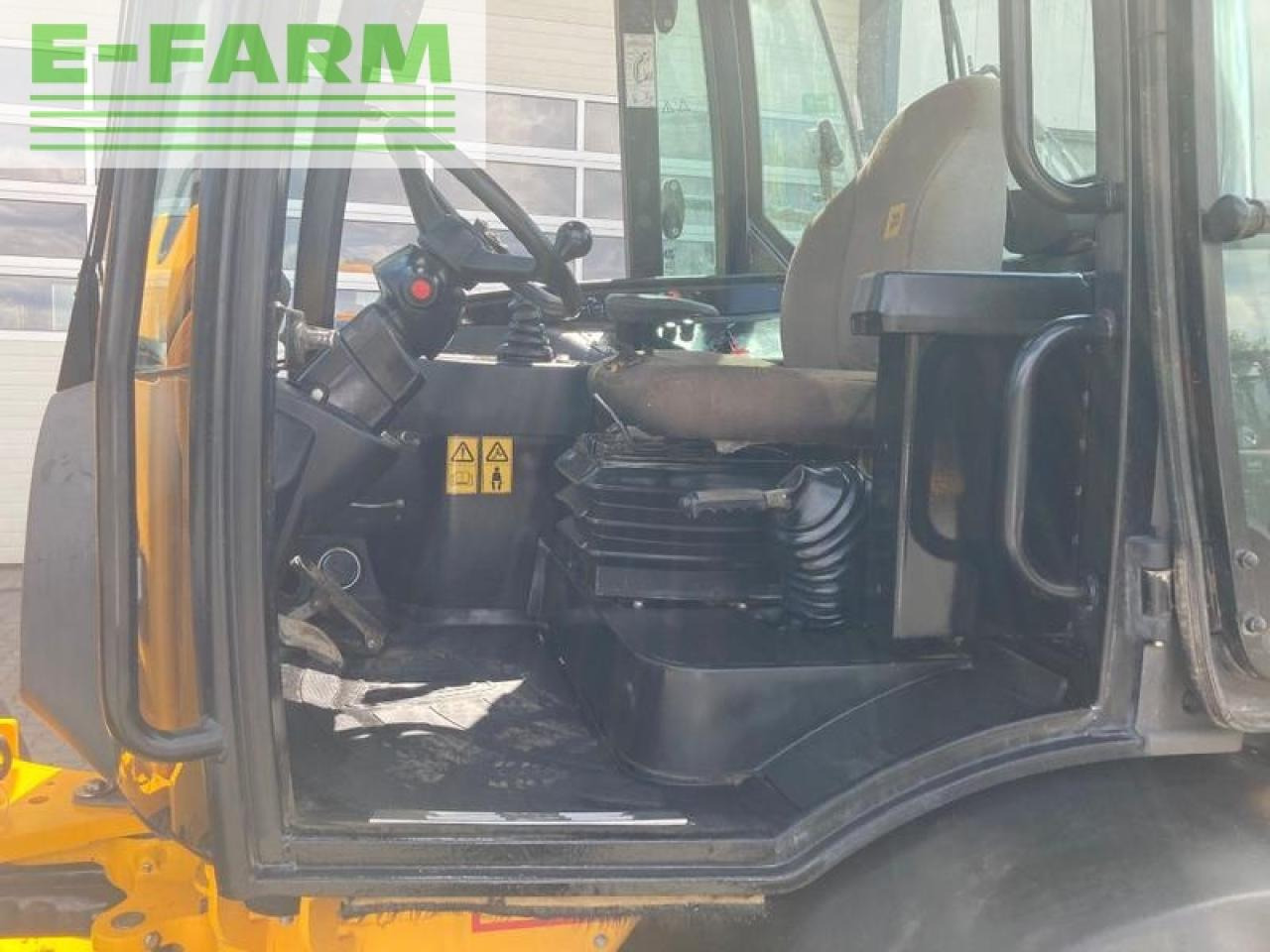 Minikotró JCB tm220t4a: 14 kép.