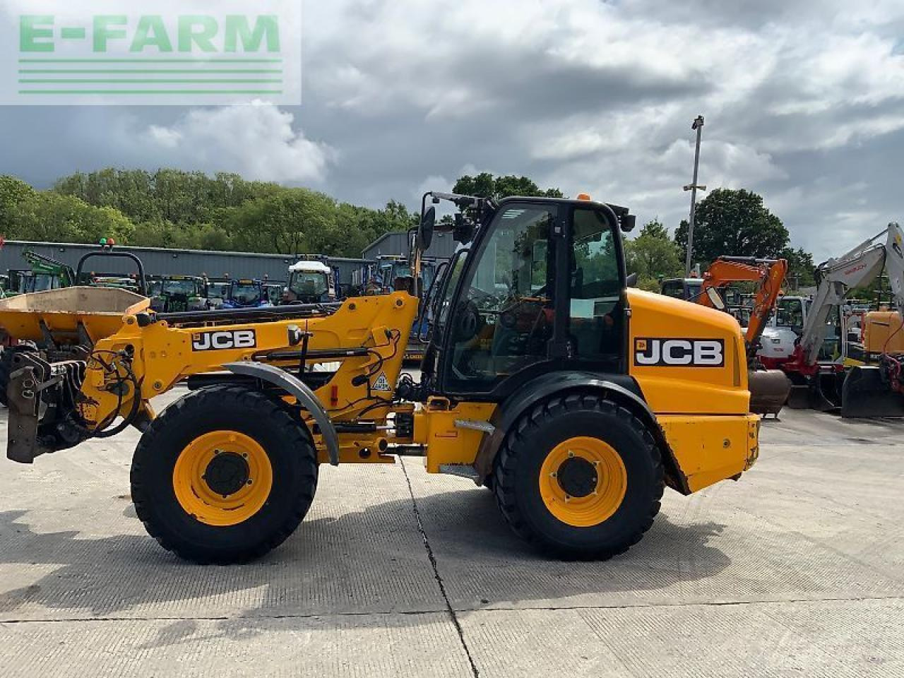 Gumikerekes homlokrakodó JCB tm320s pivot steer telehandler (st23560): 6 kép. Gumikerekes homlokrakodó JCB tm320s pivot steer telehandler (st23560): 6 kép.