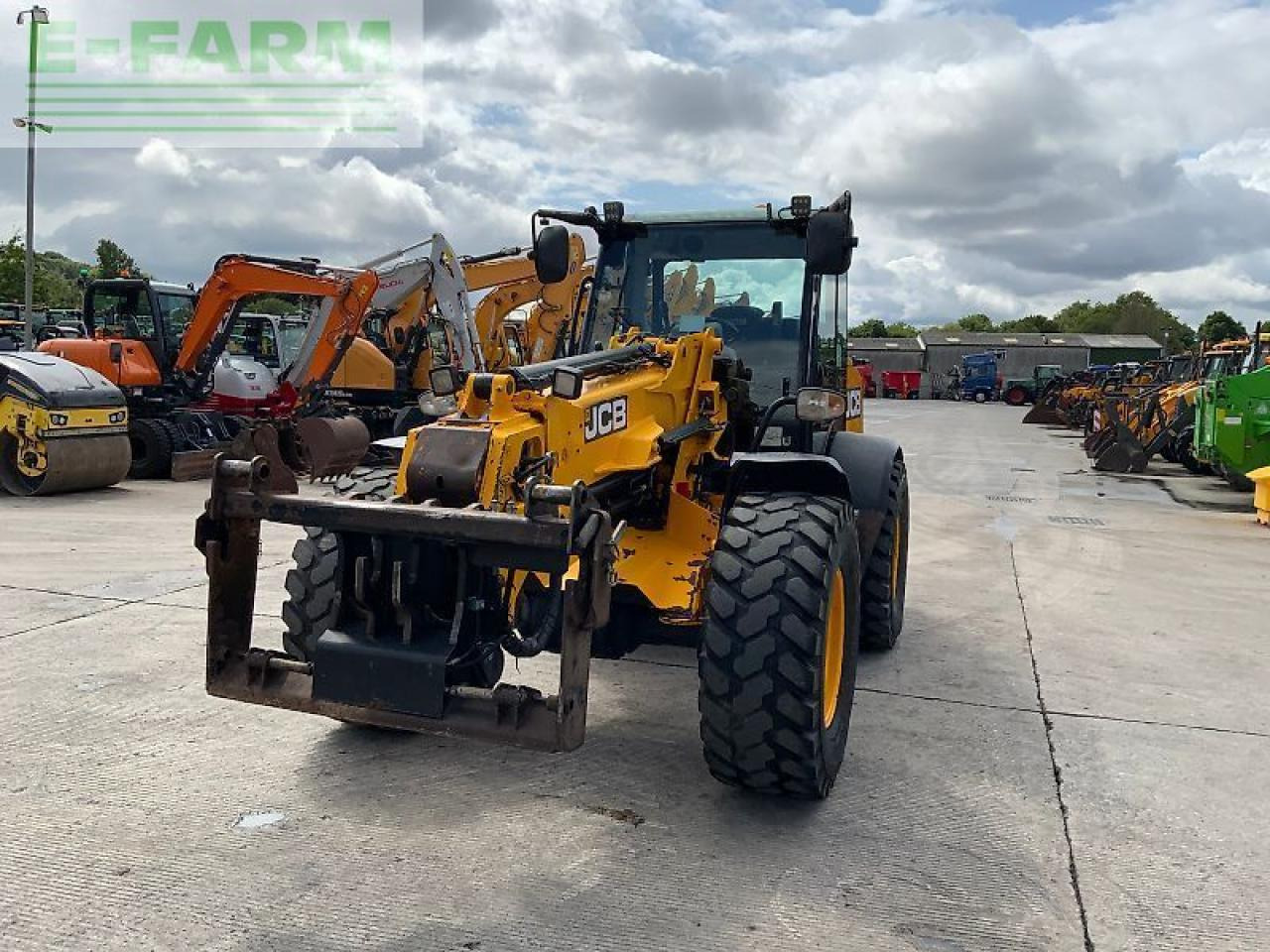 Gumikerekes homlokrakodó JCB tm320s pivot steer telehandler (st23560): 7 kép. Gumikerekes homlokrakodó JCB tm320s pivot steer telehandler (st23560): 7 kép.