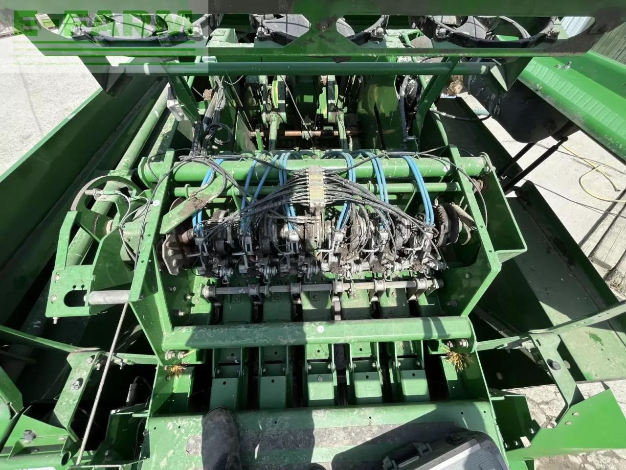 John Deere 1424 c - Kocka bálázó: 3 kép. John Deere 1424 c - Kocka bálázó: 3 kép.