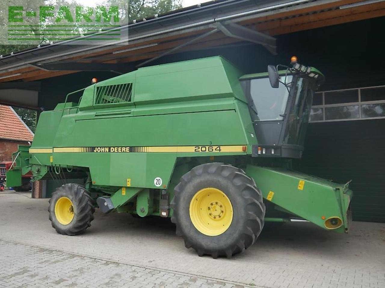 John Deere 2064 + 6m schneidwerk - Kombájn: 1 kép. John Deere 2064 + 6m schneidwerk - Kombájn: 1 kép.
