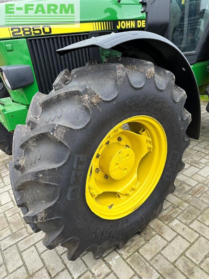 Traktor John Deere 2850: 9 kép.