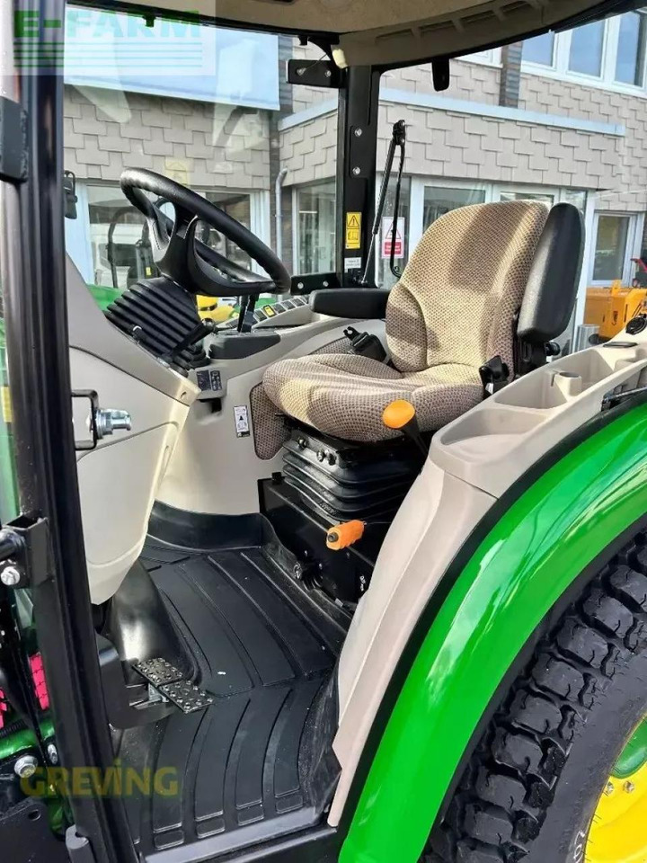 John Deere 3046r - Traktor: 2 kép. John Deere 3046r - Traktor: 2 kép.