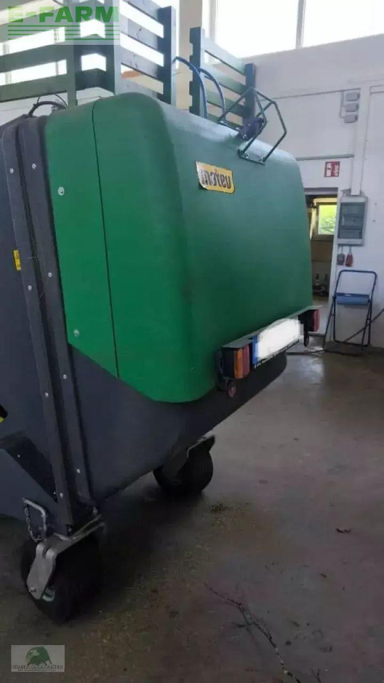 Traktor John Deere 3046r: 12 kép. Traktor John Deere 3046r: 12 kép.