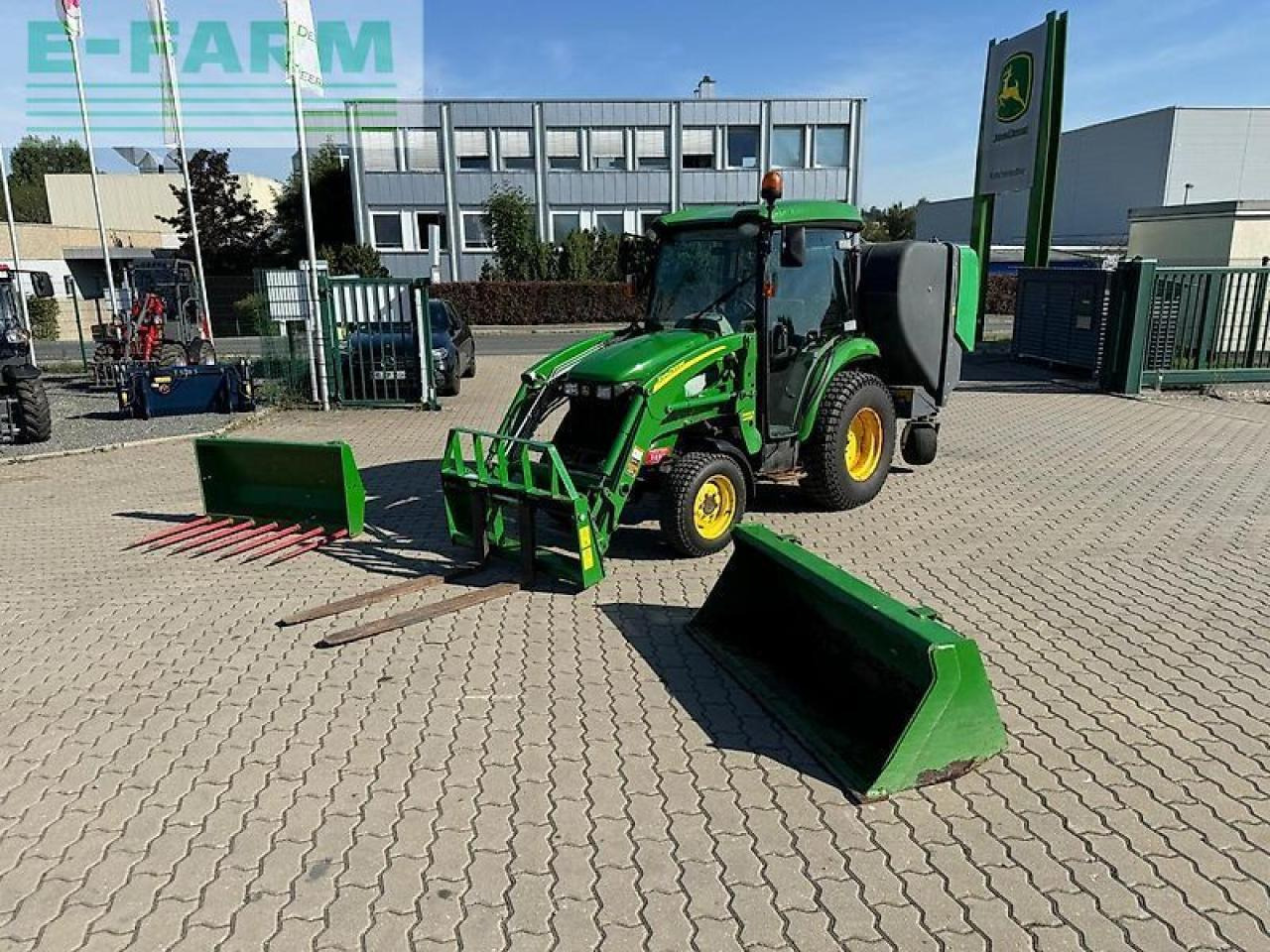 John Deere 3720 - Traktor: 1 kép. John Deere 3720 - Traktor: 1 kép.