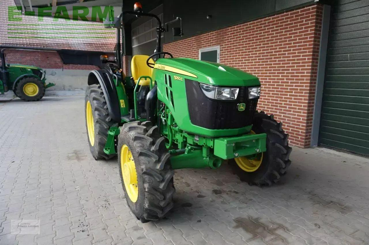 John Deere 5050e neumaschine - Traktor: 2 kép. John Deere 5050e neumaschine - Traktor: 2 kép.