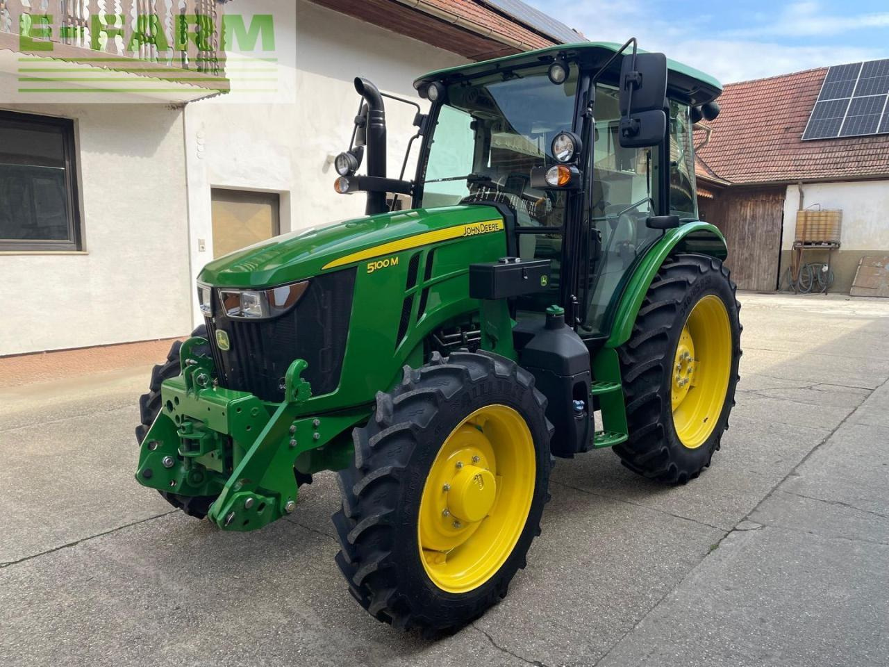 John Deere 5100M - Traktor: 1 kép. John Deere 5100M - Traktor: 1 kép.