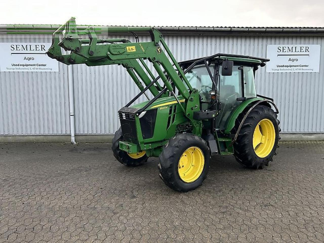 John Deere 5100m - Traktor: 1 kép. John Deere 5100m - Traktor: 1 kép.
