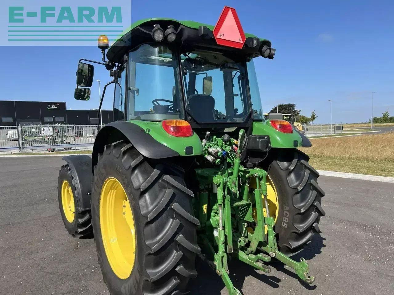 John Deere 5100m - Traktor: 4 kép. John Deere 5100m - Traktor: 4 kép.