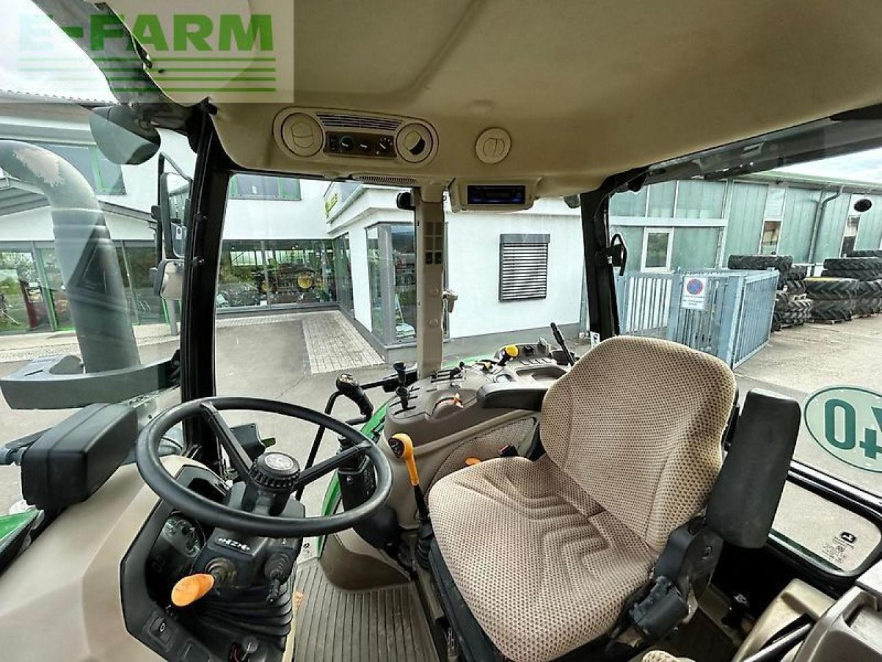 John Deere 5100m - Traktor: 5 kép. John Deere 5100m - Traktor: 5 kép.
