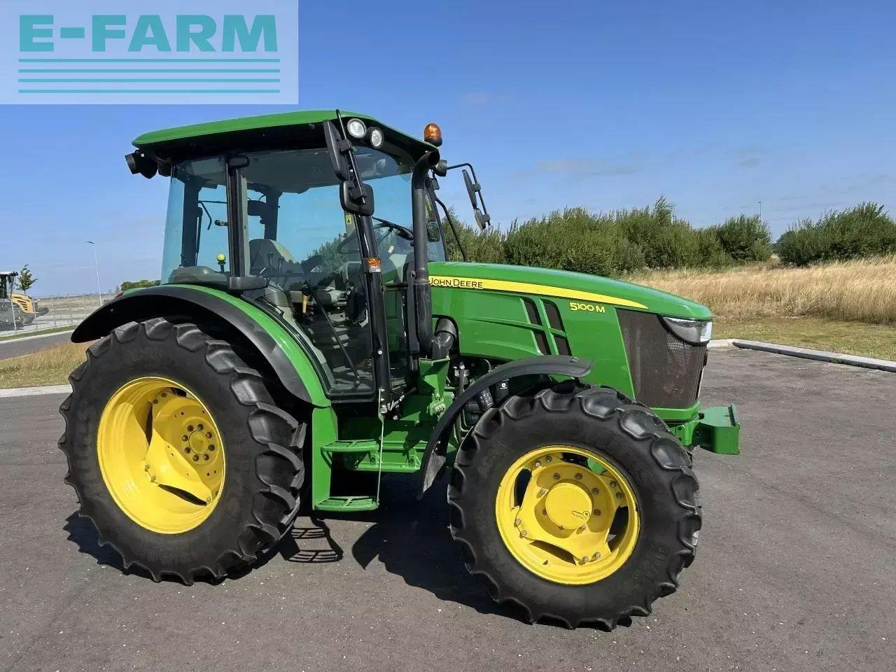 John Deere 5100m - Traktor: 3 kép. John Deere 5100m - Traktor: 3 kép.