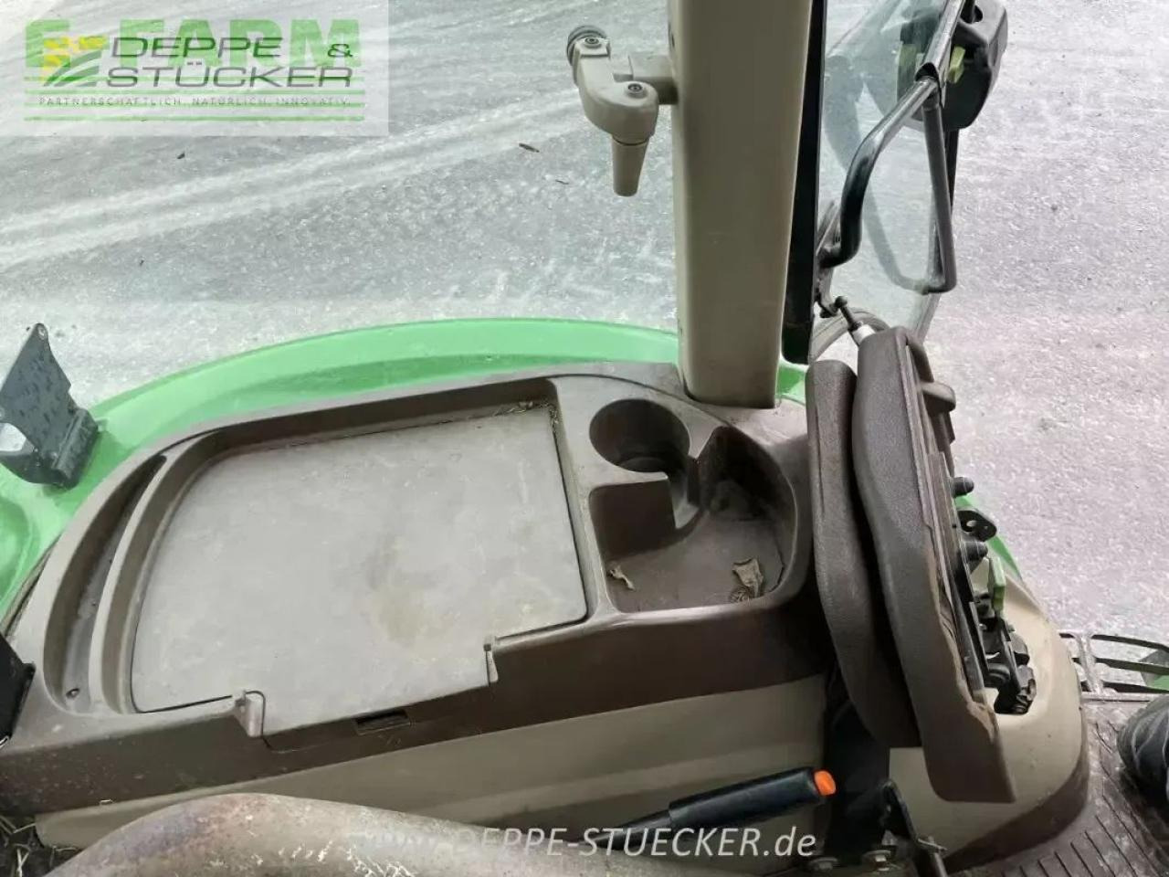 John Deere 5720 - Traktor: 2 kép. John Deere 5720 - Traktor: 2 kép.