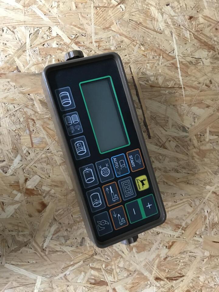 Kocka bálázó John Deere 590: 10 kép.