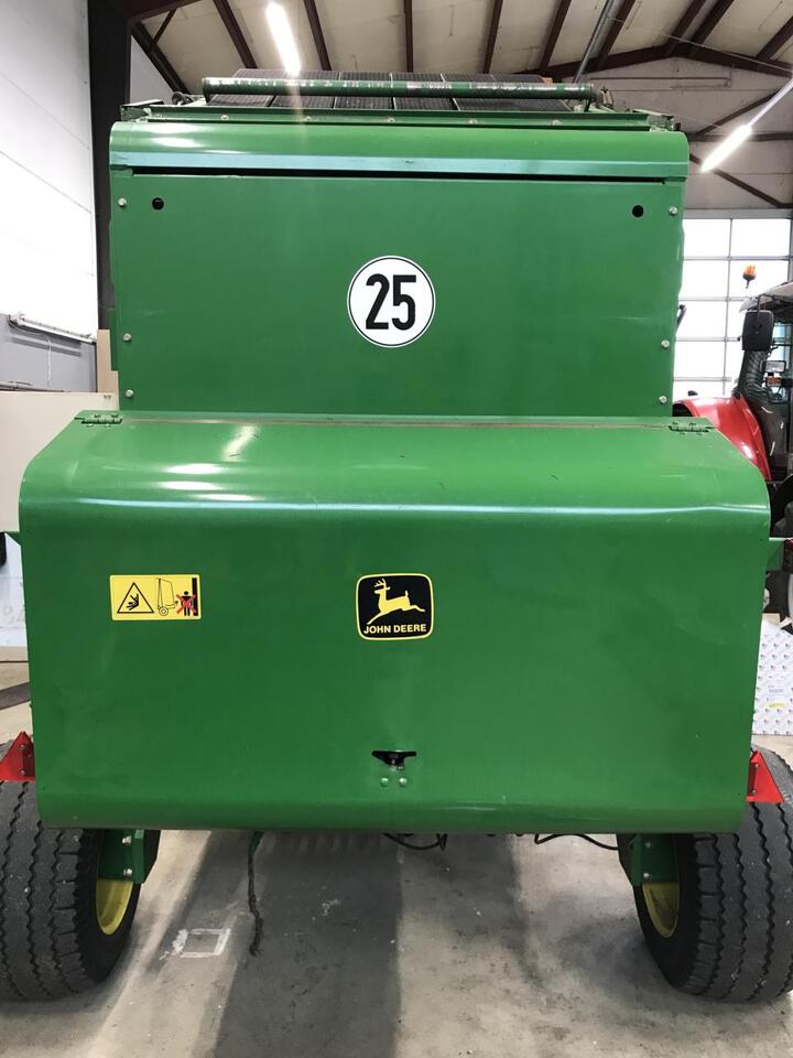 Kocka bálázó John Deere 590: 7 kép.