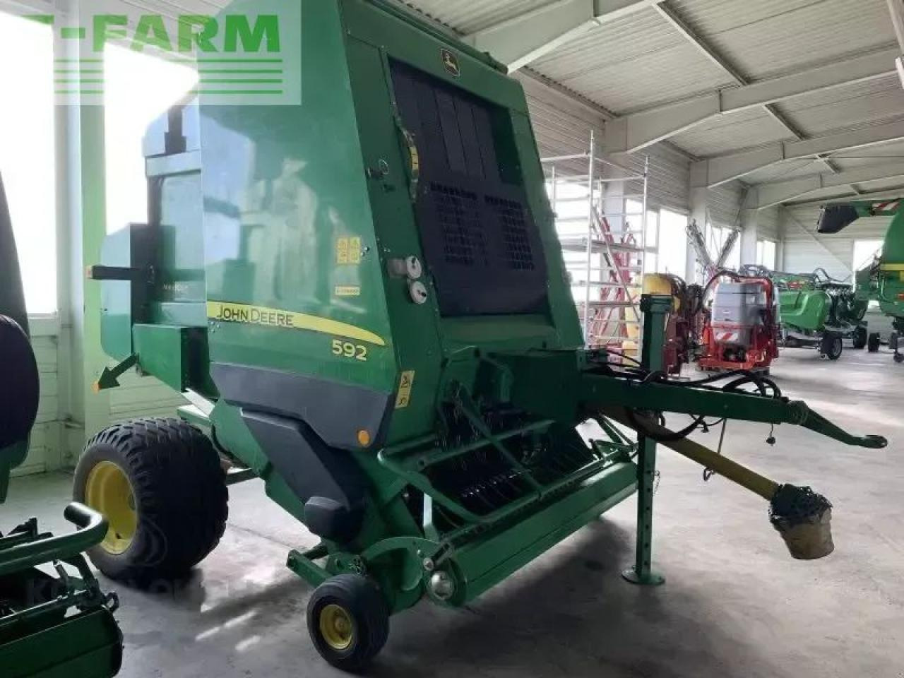 John Deere 592 maxi cut - Kocka bálázó: 1 kép. John Deere 592 maxi cut - Kocka bálázó: 1 kép.