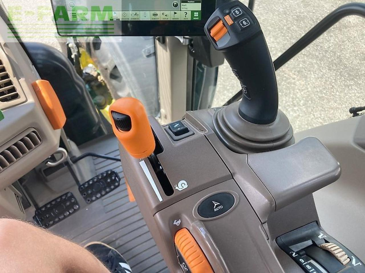 Traktor John Deere 6100m: 13 kép. Traktor John Deere 6100m: 13 kép.