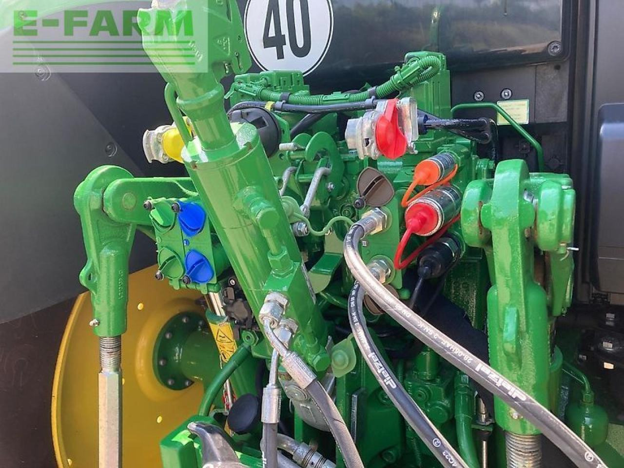 Traktor John Deere 6100m: 10 kép. Traktor John Deere 6100m: 10 kép.