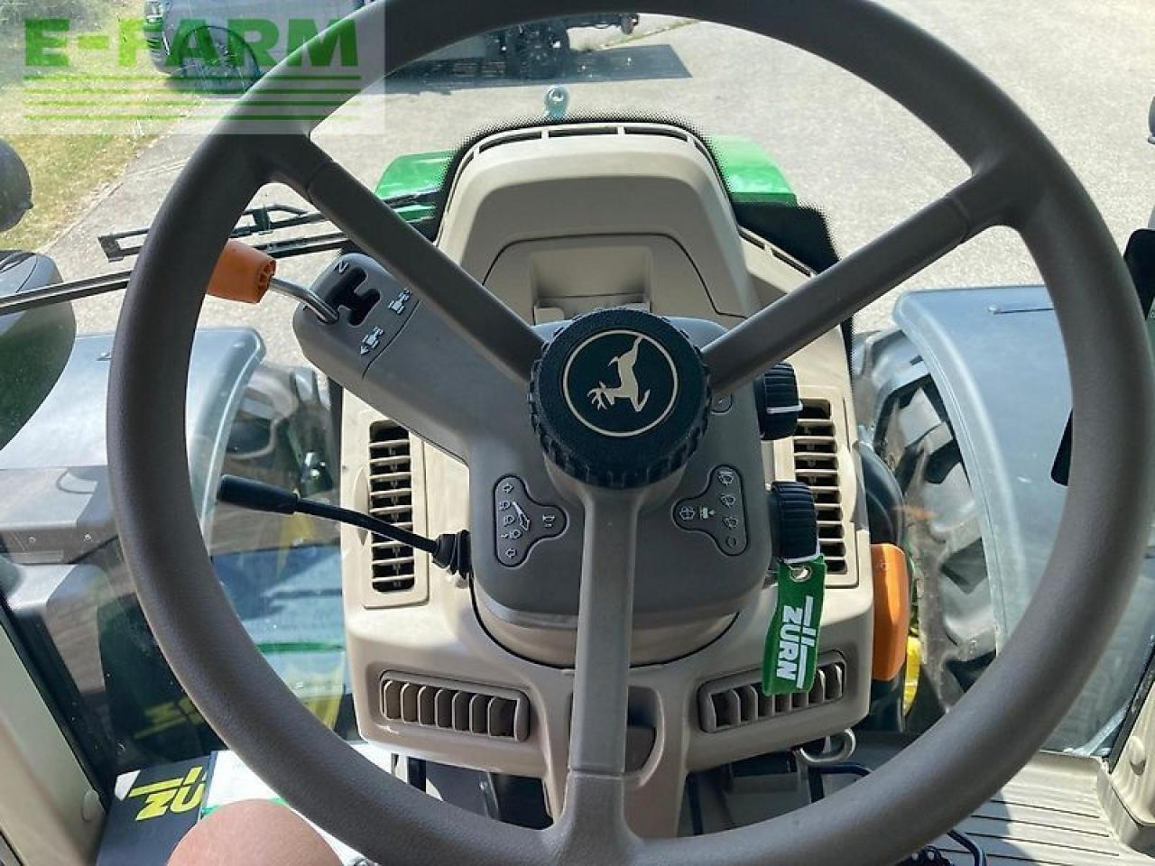 Traktor John Deere 6100m: 15 kép. Traktor John Deere 6100m: 15 kép.