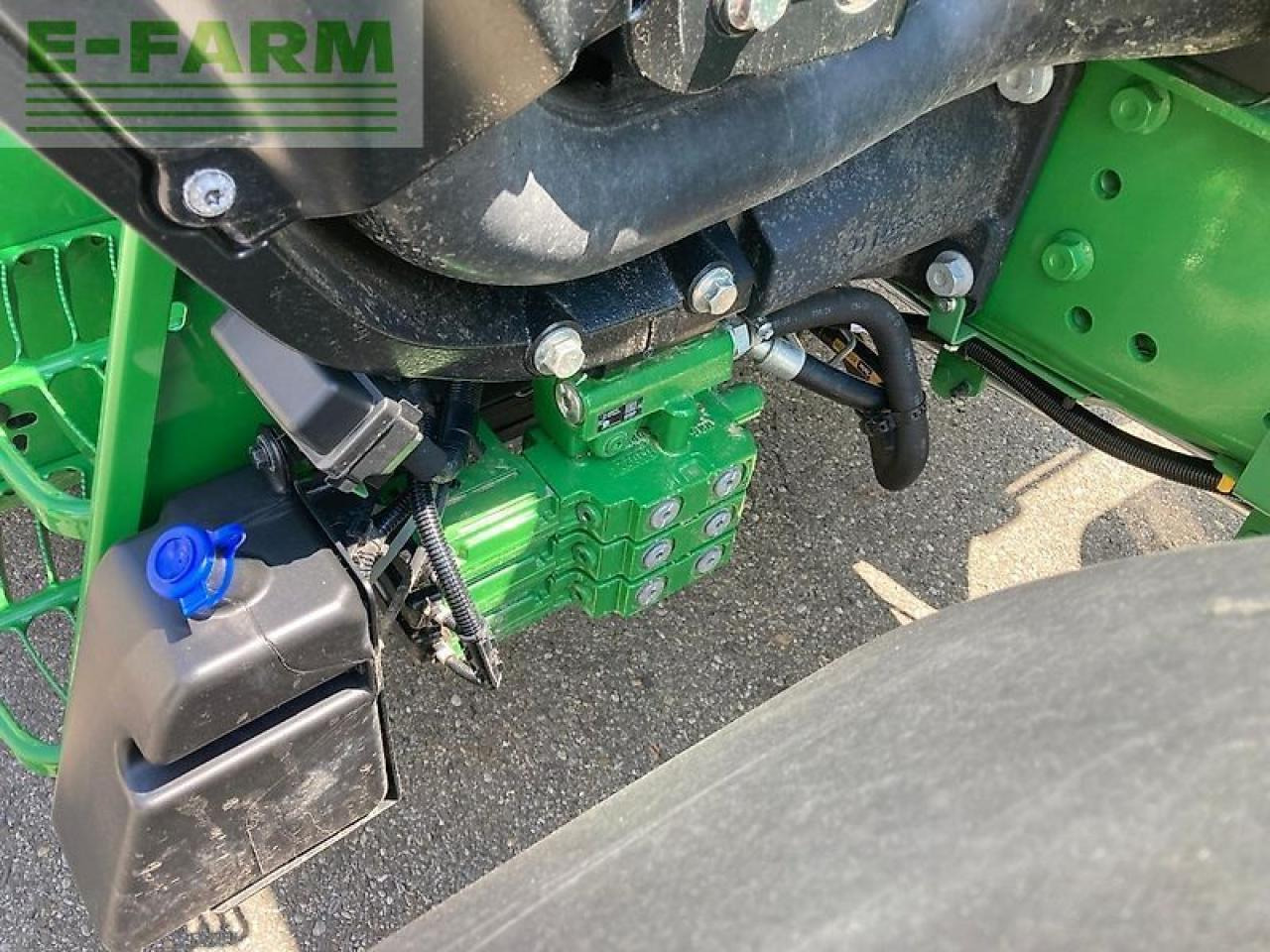 Traktor John Deere 6100m: 6 kép. Traktor John Deere 6100m: 6 kép.