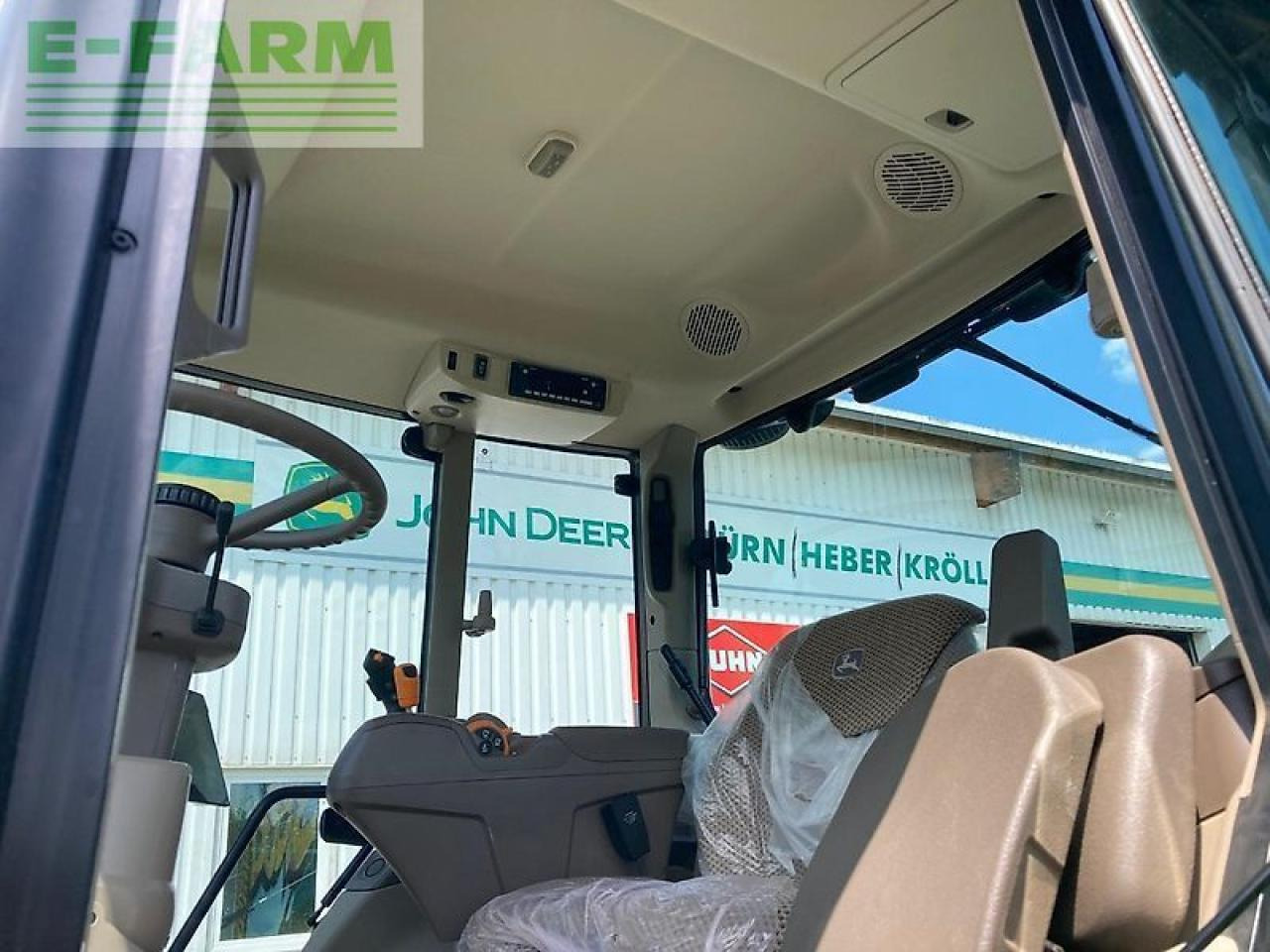 Traktor John Deere 6100m: 12 kép. Traktor John Deere 6100m: 12 kép.