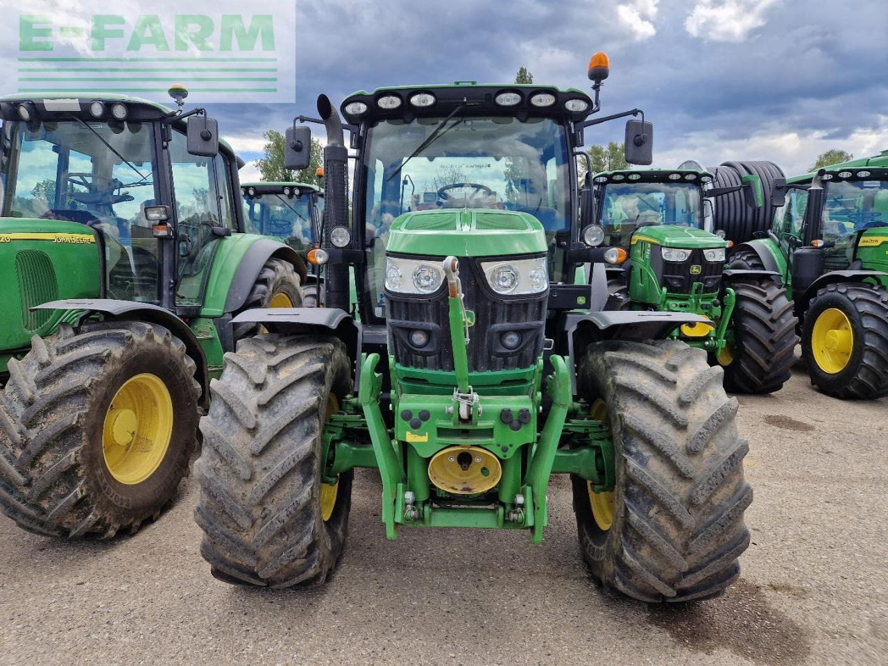 John Deere 6125R - Traktor: 2 kép. John Deere 6125R - Traktor: 2 kép.