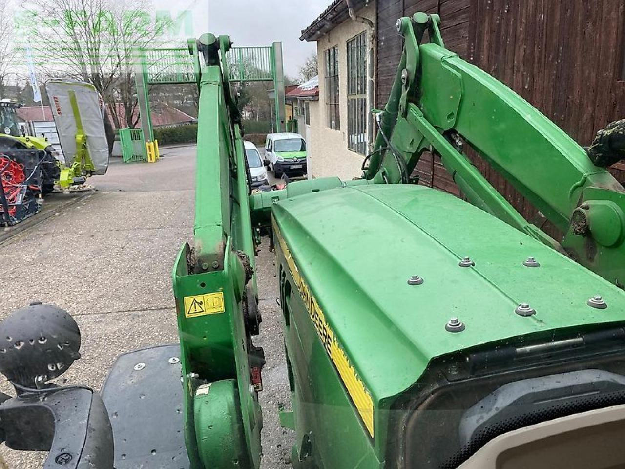 Traktor John Deere 6135 m: 11 kép.