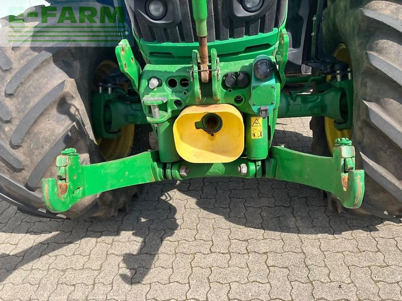 Traktor John Deere 6215 r: 12 kép.