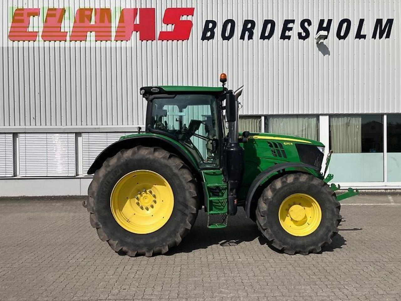 John Deere 6215 r - Traktor: 2 kép. John Deere 6215 r - Traktor: 2 kép.