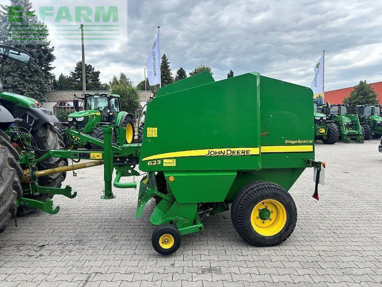 John Deere 623 - Kocka bálázó: 2 kép. John Deere 623 - Kocka bálázó: 2 kép.