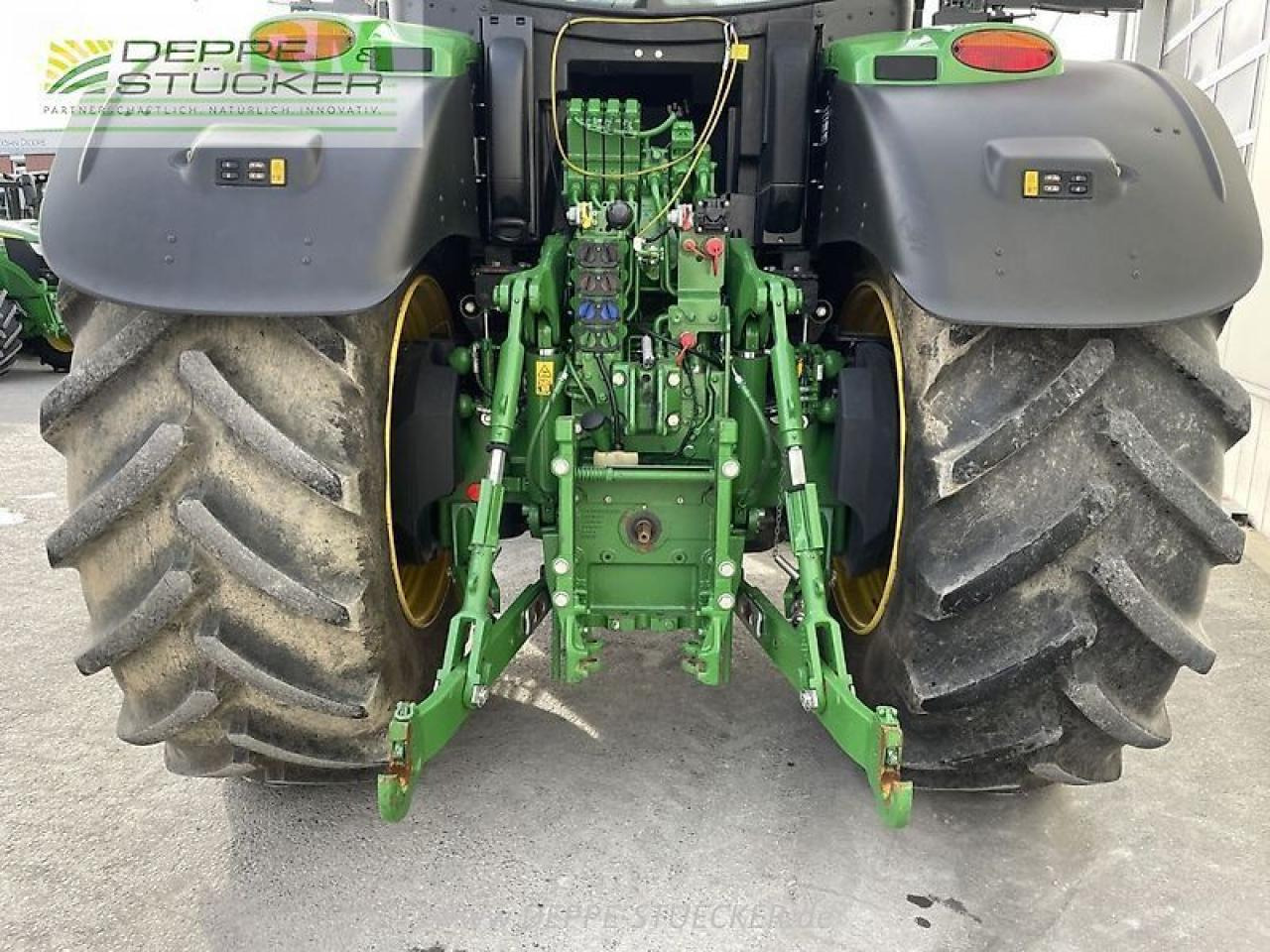 Traktor John Deere 6250r: 7 kép. Traktor John Deere 6250r: 7 kép.