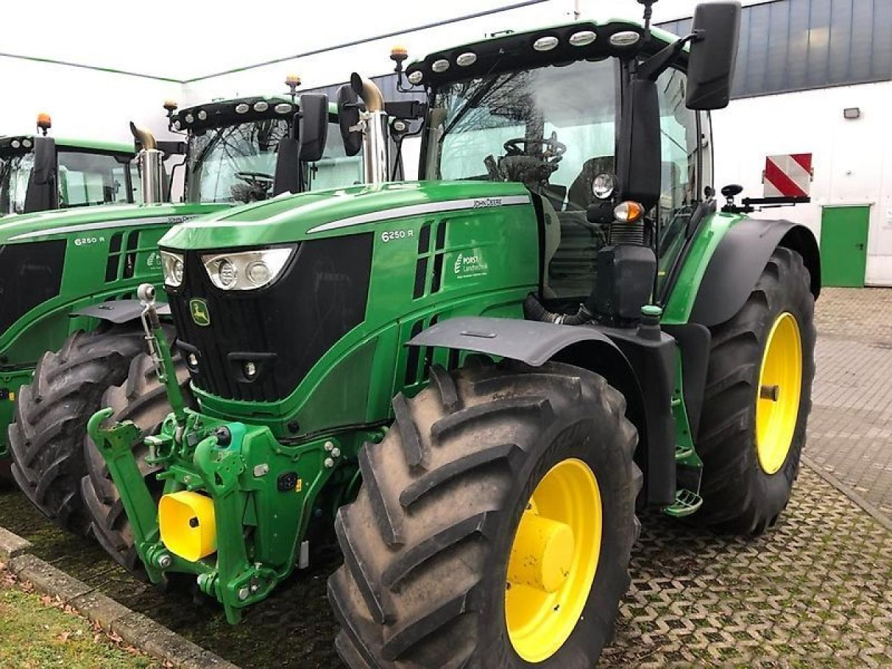 John Deere 6250r mit fkh/ fzw/ ap-40km/h - Traktor: 2 kép. John Deere 6250r mit fkh/ fzw/ ap-40km/h - Traktor: 2 kép.