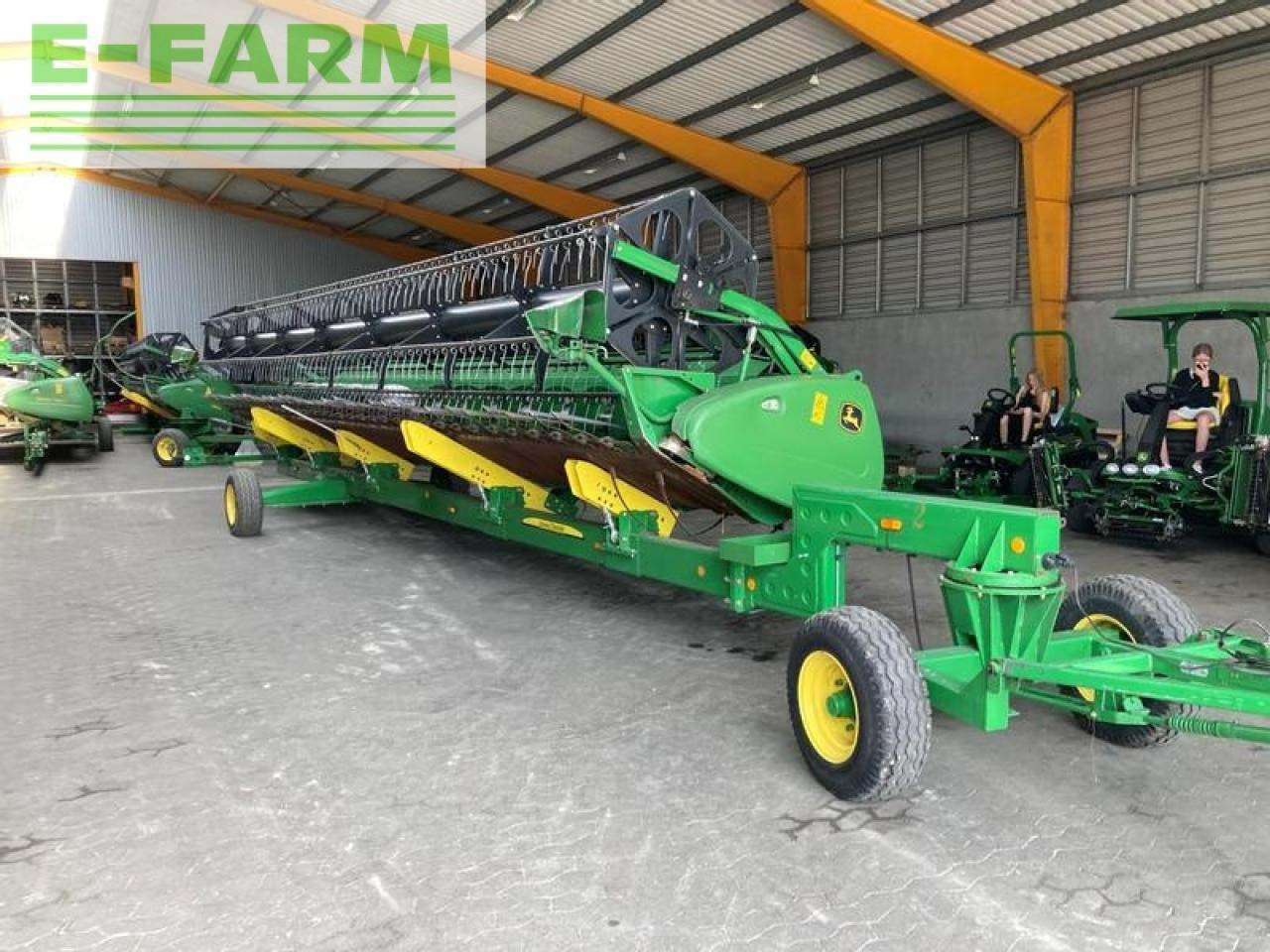 John Deere 635r - Takarmánybetakarító gép: 1 kép. John Deere 635r - Takarmánybetakarító gép: 1 kép.