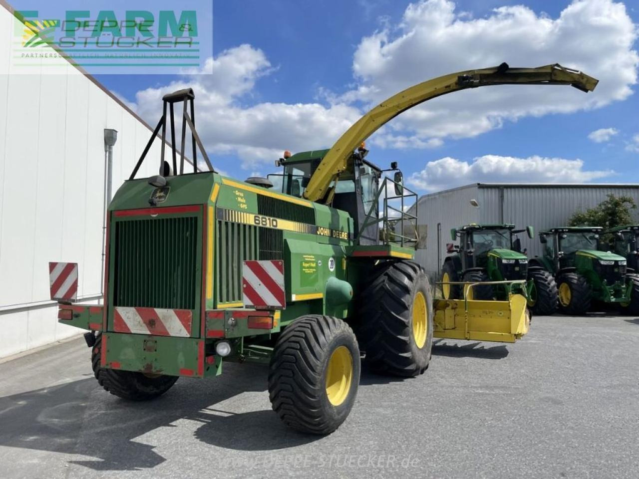 John Deere 6810 mit gebiss - Önjáró szecskázógép: 4 kép. John Deere 6810 mit gebiss - Önjáró szecskázógép: 4 kép.