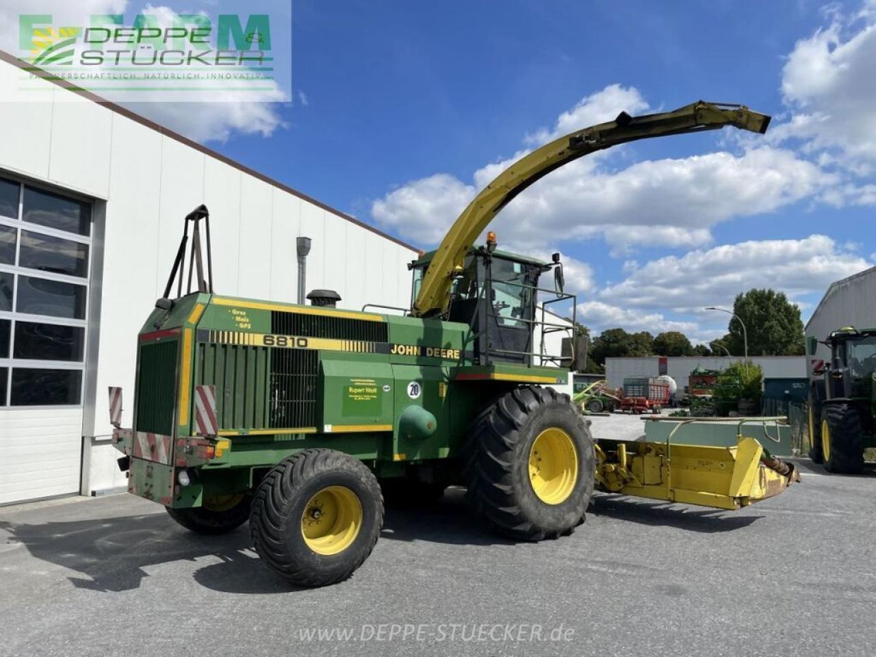 John Deere 6810 mit gebiss - Önjáró szecskázógép: 5 kép. John Deere 6810 mit gebiss - Önjáró szecskázógép: 5 kép.