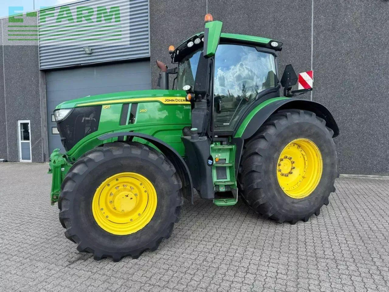 Traktor John Deere 6r 250: 8 kép. Traktor John Deere 6r 250: 8 kép.