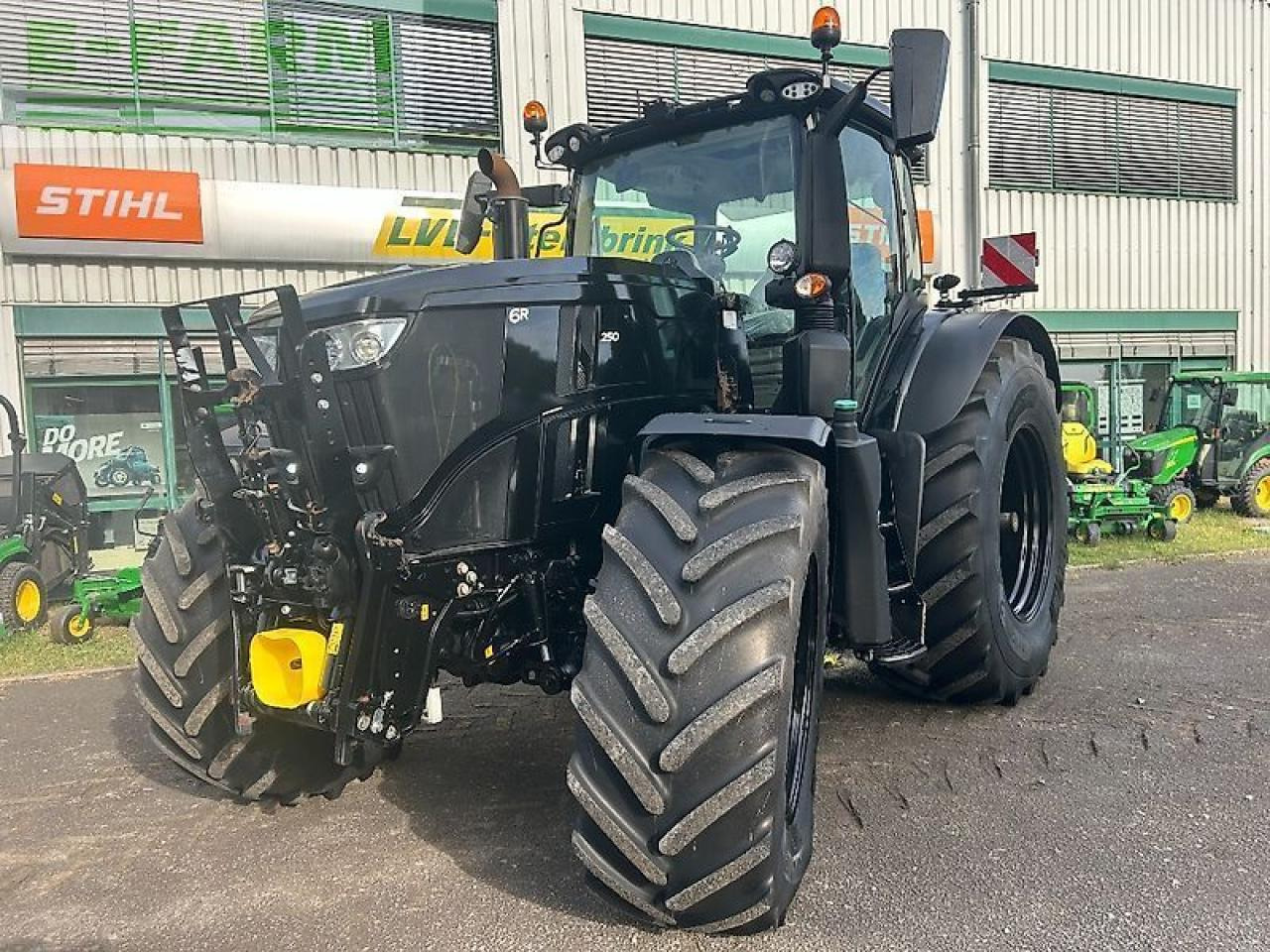 John Deere 6r250 blackedition - Traktor: 1 kép. John Deere 6r250 blackedition - Traktor: 1 kép.