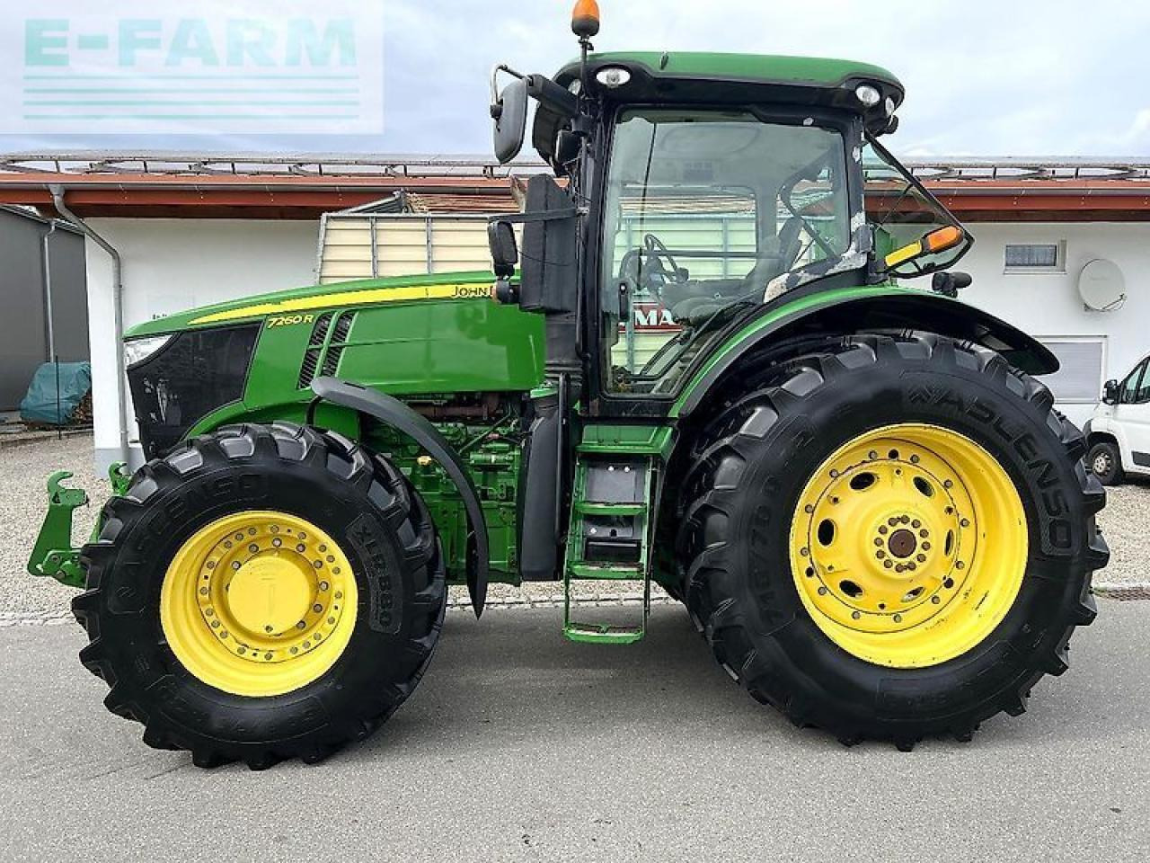 John Deere 7260 r mit einer guten ausstattung - Traktor: 2 kép. John Deere 7260 r mit einer guten ausstattung - Traktor: 2 kép.