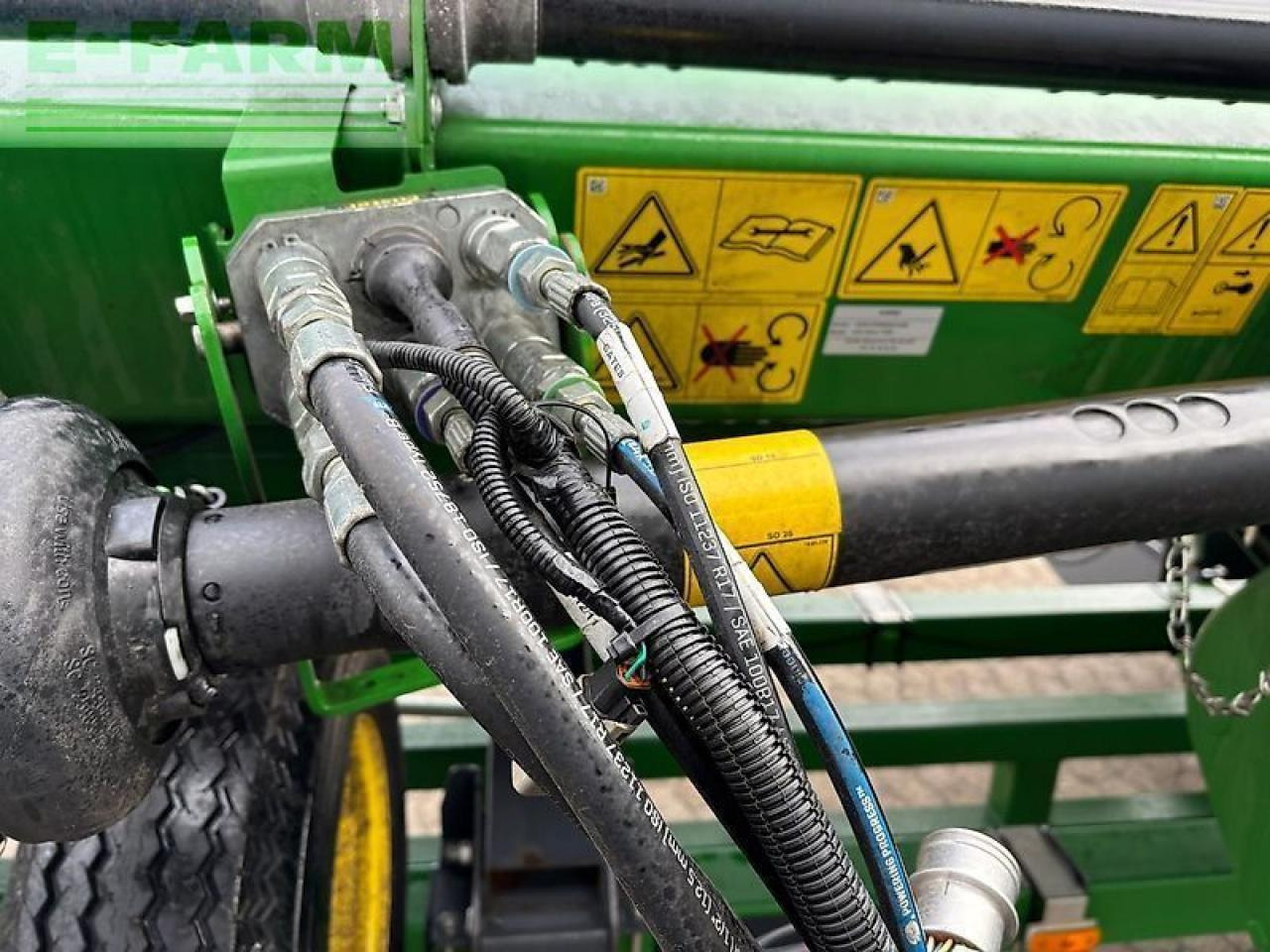 Takarmánybetakarító gép John Deere 735d: 6 kép.
