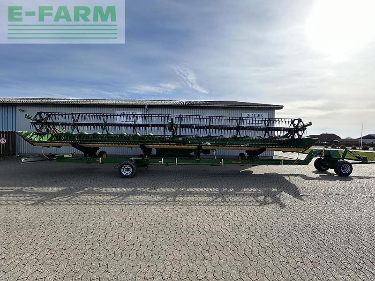 John Deere 740d - Takarmánybetakarító gép: 2 kép. John Deere 740d - Takarmánybetakarító gép: 2 kép.