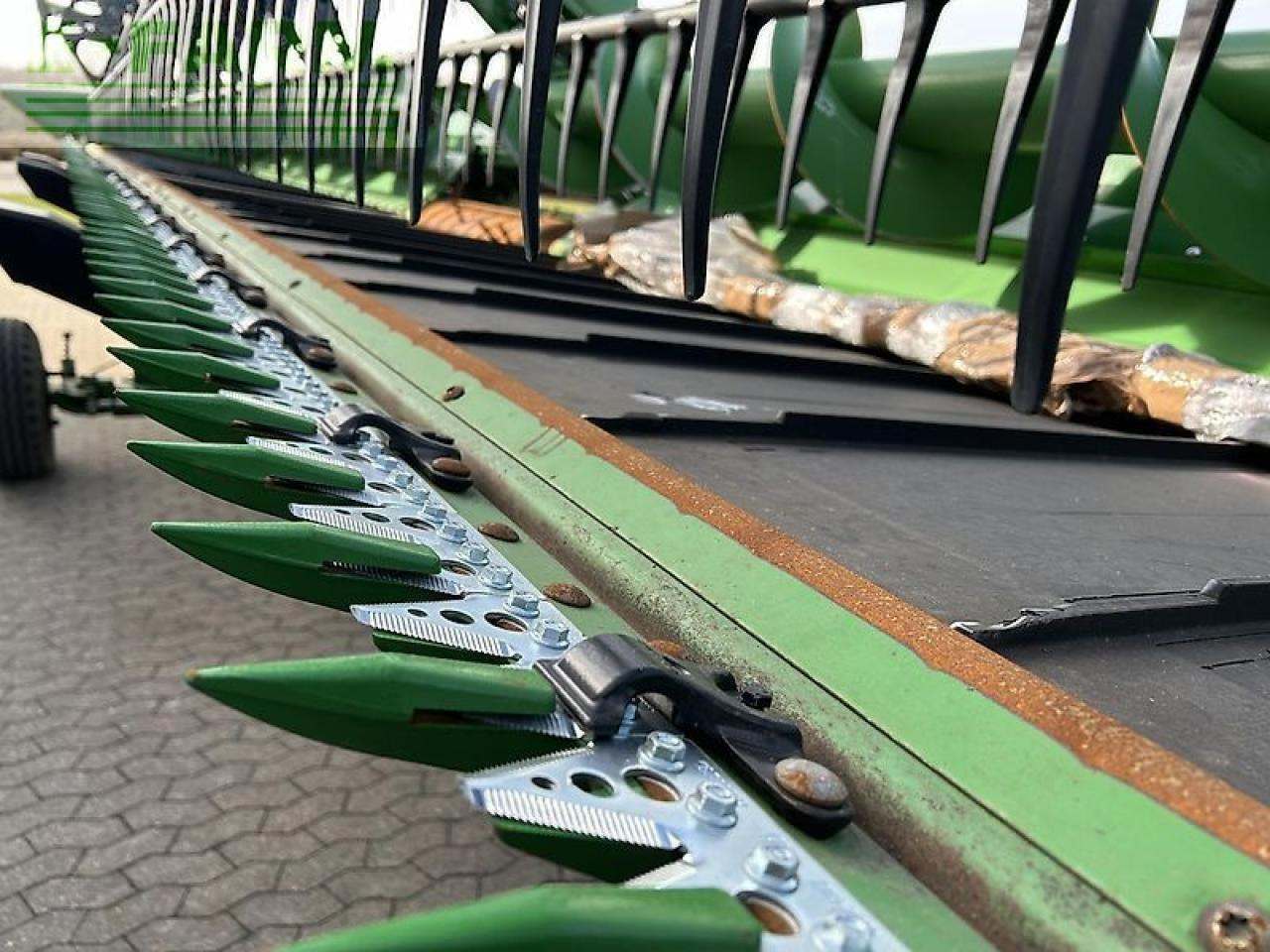 John Deere 740d - Takarmánybetakarító gép: 3 kép. John Deere 740d - Takarmánybetakarító gép: 3 kép.