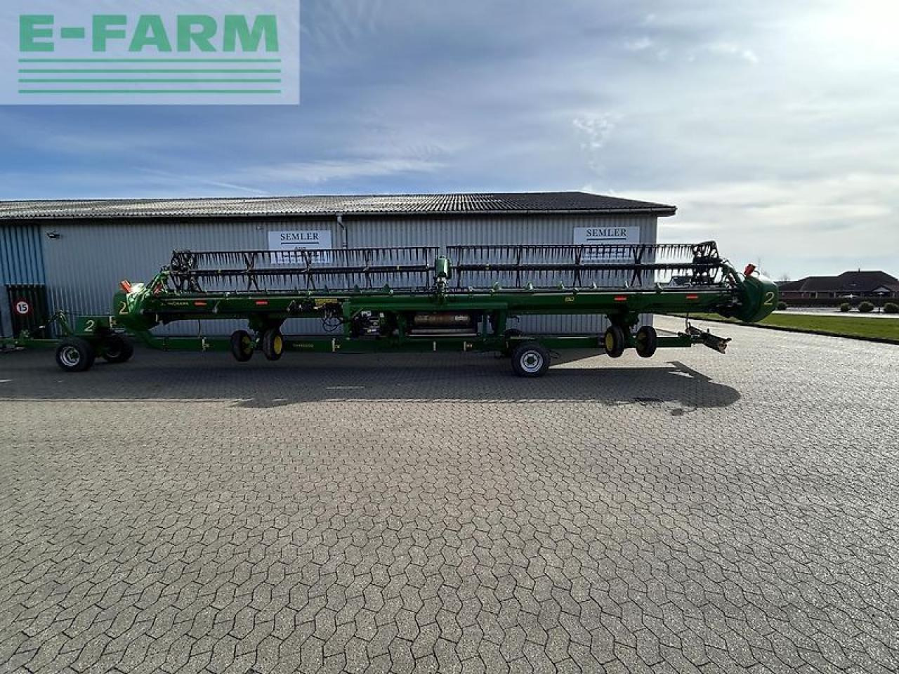 John Deere 740d - Takarmánybetakarító gép: 1 kép. John Deere 740d - Takarmánybetakarító gép: 1 kép.